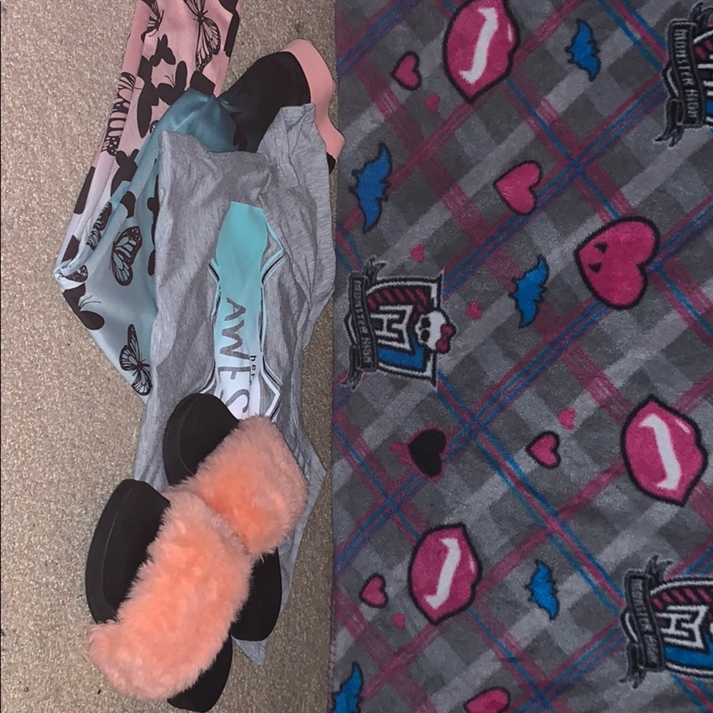 Justice Outfit With Fuzzy Slides